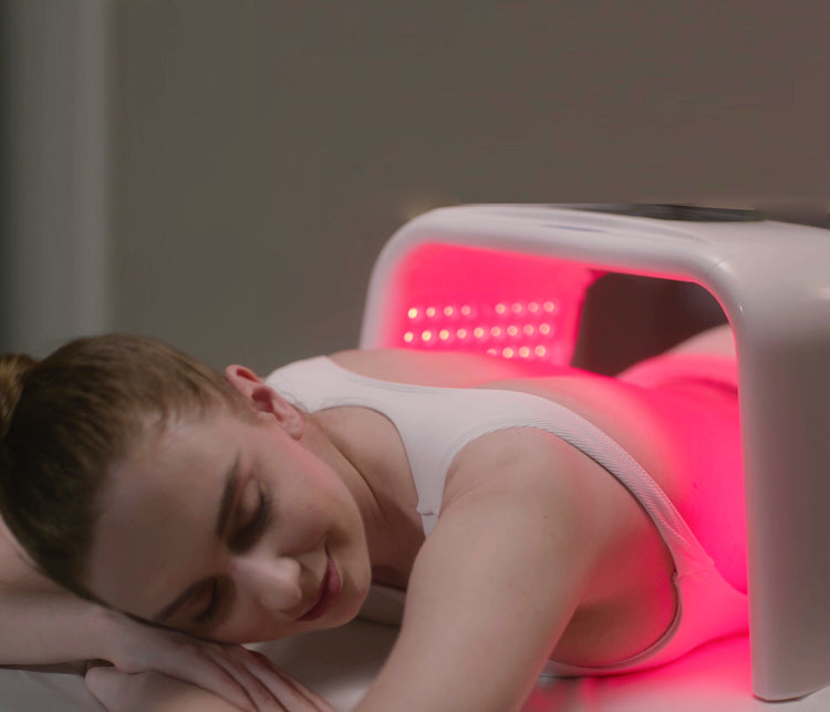 The back skin is often overlooked and difficult to treat in daily care. The U-shaped design perfectly fits the back, providing various benefits. The device helps enhance local blood flow, supporting muscle relaxation and comfort in the back area.