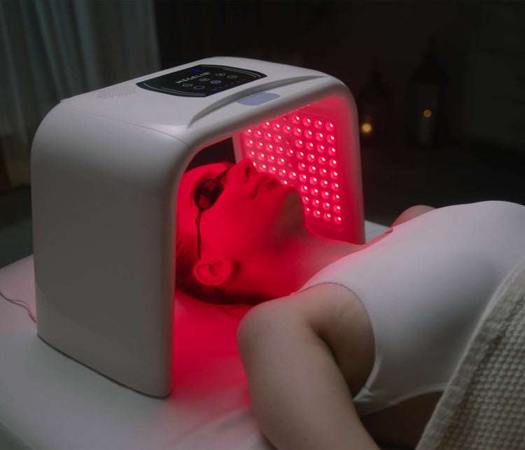 The device uses light therapy to support local circulation, promoting relaxation and alleviating tension in the head and scalp area.