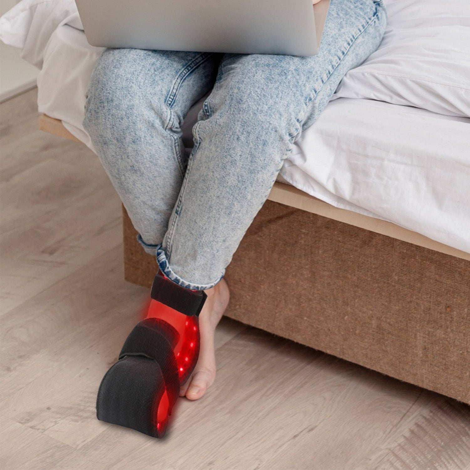 The foot wrap comes with an adjustable heating function that can be customized based on your comfort level.