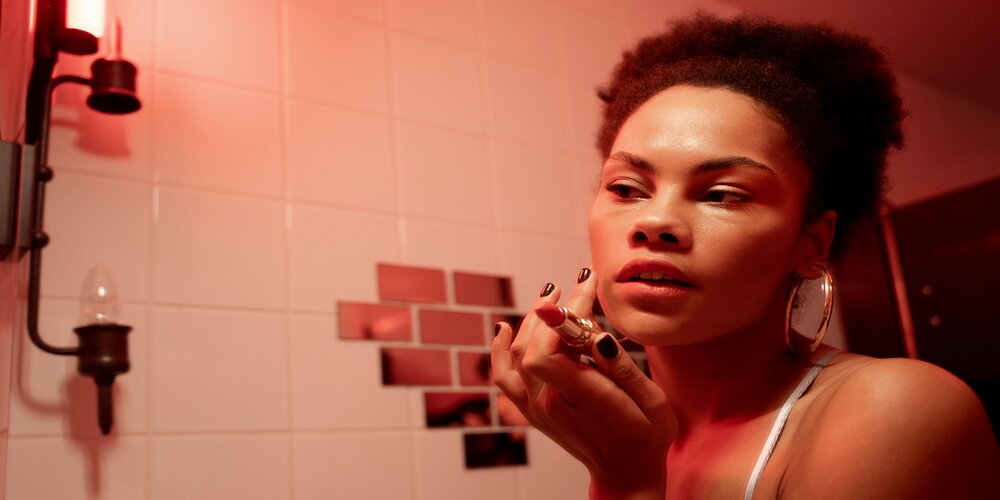 Red Light Therapy Treatment for Darker Skin: Benefits and Risks