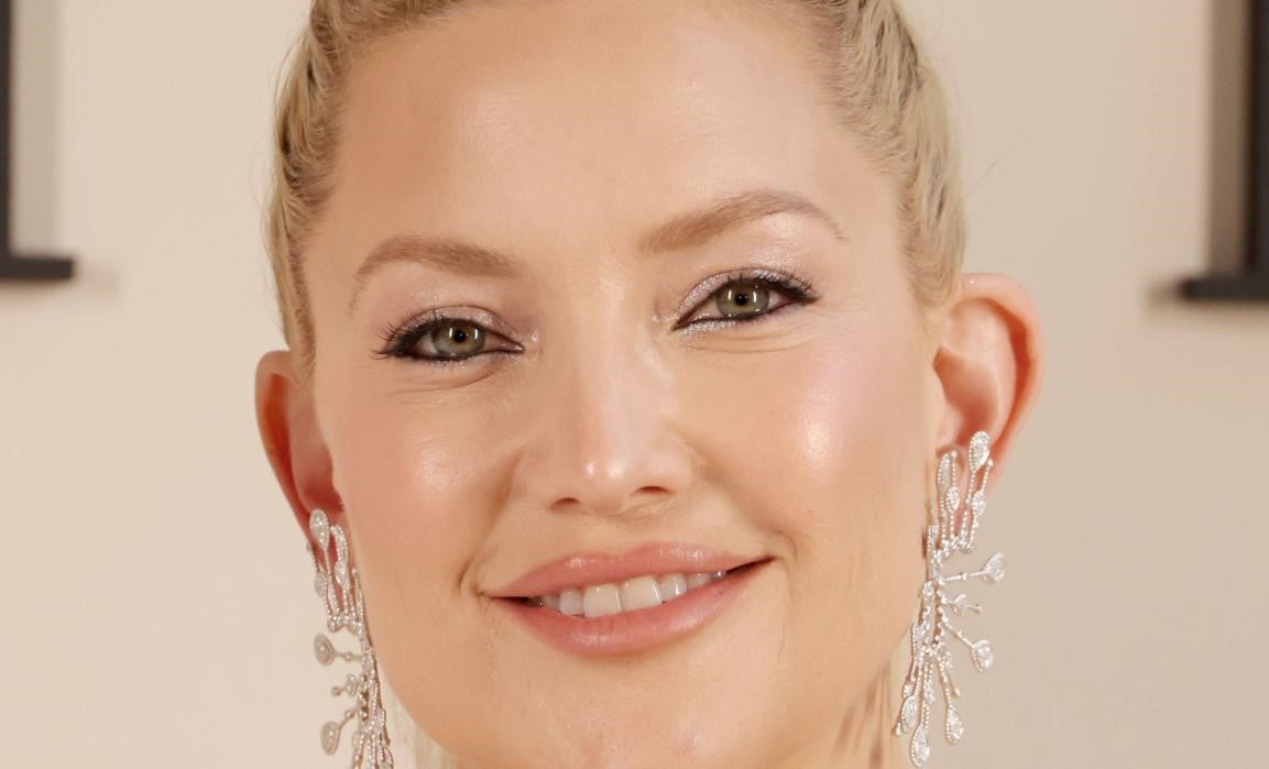 Kate Hudson and Her Aging Secret: The Perfect LED and Laser Light Therapy Device