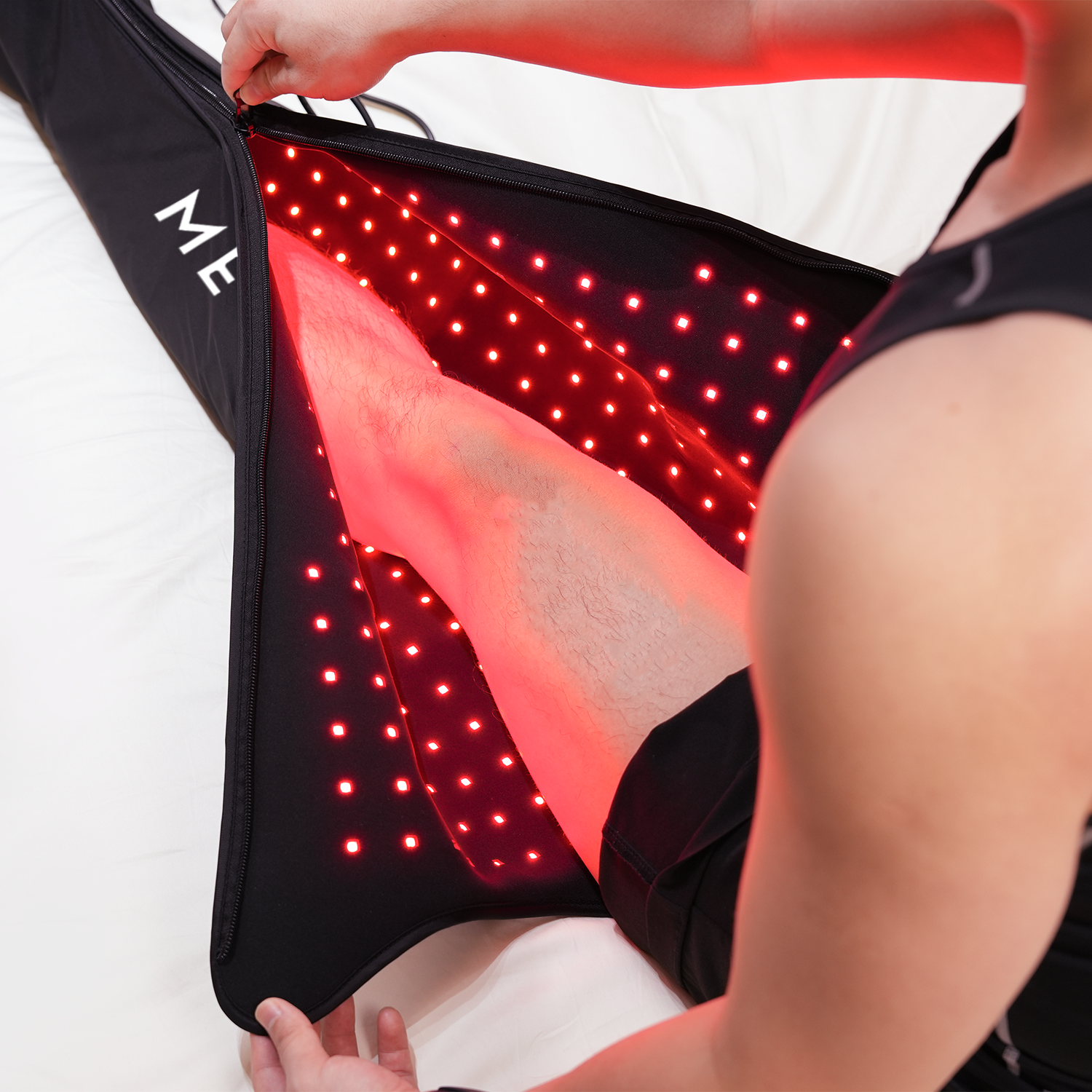 It delivers targeted, zone-specific care with focused laser treatment on the knee and ankle joints - key areas prone to inflammation and pain - while LED lights support circulation and skin rejuvenation throughout the entire leg . 