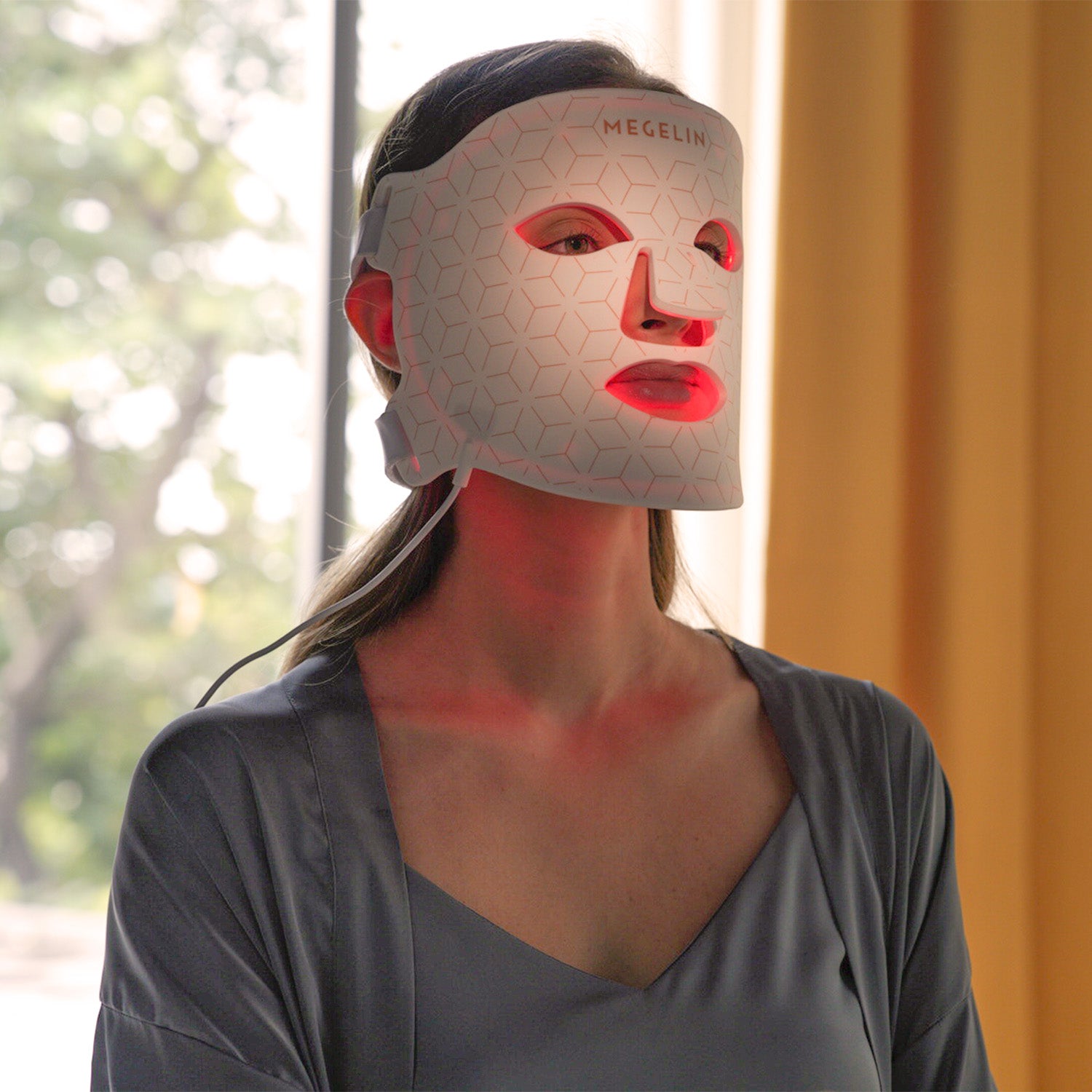 Home use of Red Light Therapy Face Mask can help you anti-aging your skin and reduce wrinkles